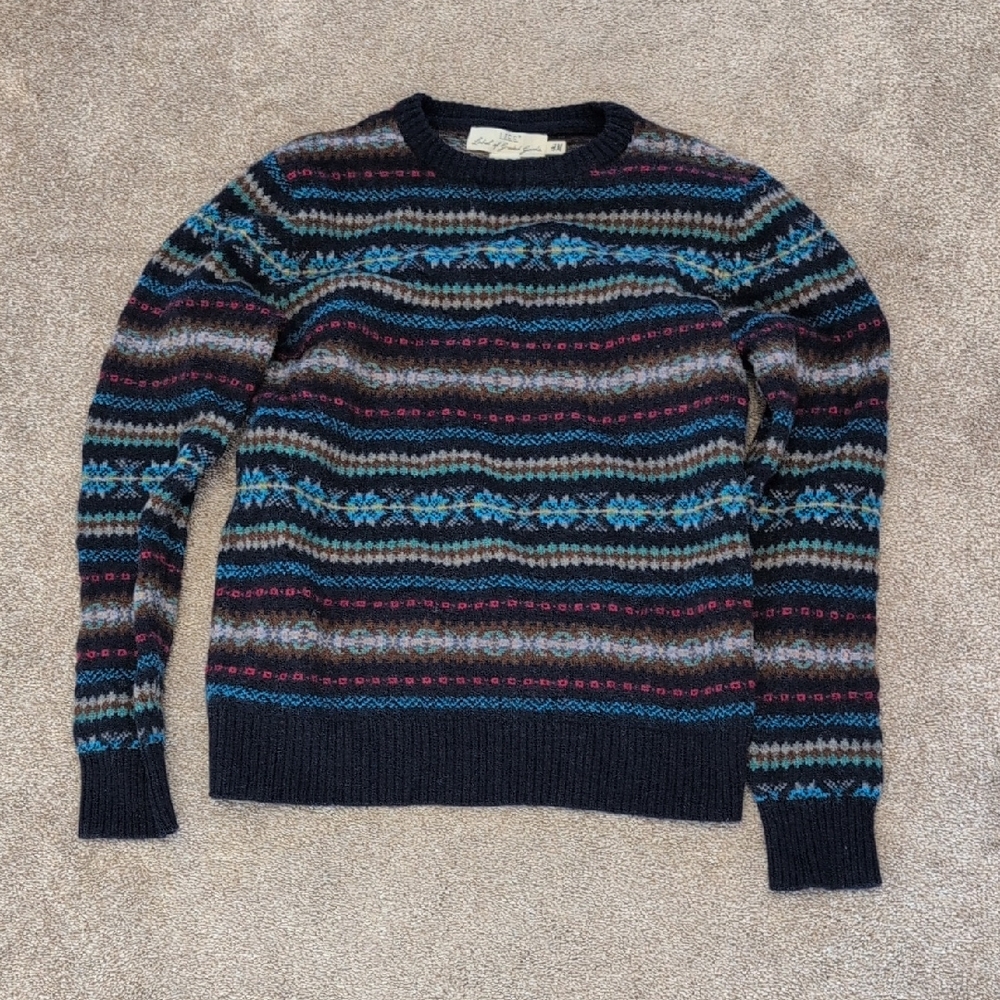H&M Men's Blue and Red Patterned Crewneck Sweater